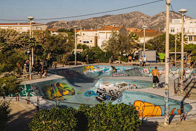 Skaters en el famoso Du Prado skate bowl junto al mar en Marsella, Francia.