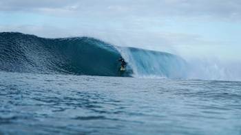 El surfista profesional sudafricano, Frankie Oberholzer, en un tubo cerca de su hogar en Durban, Sudáfrica.