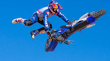Tom Pagès Flips his bike