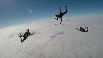 Sports Extrêmes : Trois sauteurs en parachute, une slackline et un rendu incroyable dans le ciel !