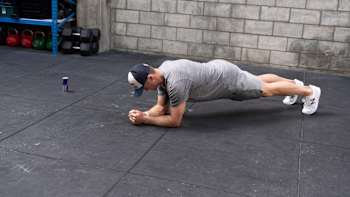 Brook Macdonald hace un prone holds para el Red Bull Fit 2019.