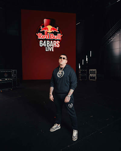 Białas pozuje przed Red Bull 64 Bars Live - koncertem, na którym wystąpi m.in. z Kukonem, Białasem, Paluchem i Kazem Bałagane. 