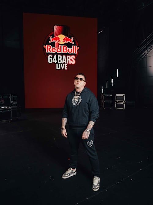Białas pozuje przed Red Bull 64 Bars Live - koncertem, na którym wystąpi m.in. z Kukonem, Białasem, Paluchem i Kazem Bałagane. 