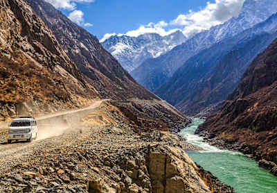 Kayak : Le canyon le plus profond du monde fait du Yarlung Tsangpo en Himalaya la rivière ultime.