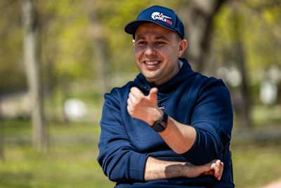 Parastrelec Radko Malenovský spolu s kajakárom Jakubom Grigarom pri nakrúcaní pre charitatívny beh Wings for Life World Run, apríl 2026, Bratislava.