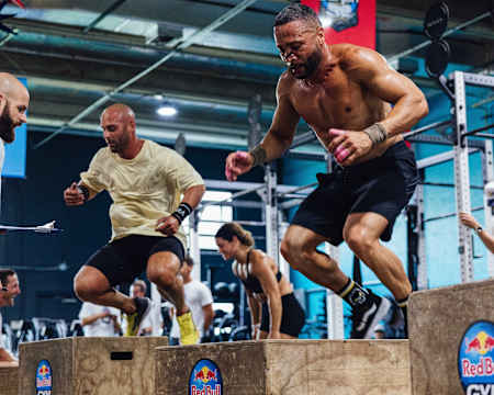 Teilnehmer von Red Bull Gym Clash bei den Box Jumps.