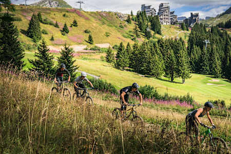 Des riders roulent VTT sur les pistes du bike park d'Avoriaz.