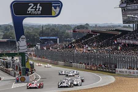 Mark Webber roule sur le circuit des 24 Heures du Mans 2015.