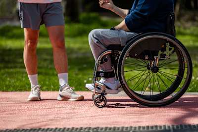 Parastrelec Radko Malenovský spolu s kajakárom Jakubom Grigarom pri nakrúcaní pre charitatívny beh Wings for Life World Run, apríl 2026, Bratislava.