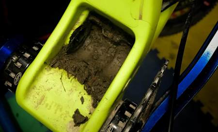 La boue se niche partout. Par-tout.