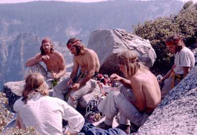 Dale Bard, Jim Bridwell, Fred East and Jay Fiske si riposano in coma a El Capitan, 1975.