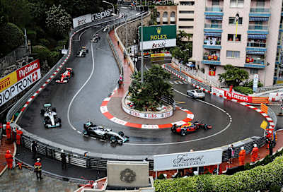 F1-Boliden hinter dem Safety Car beim Großen Preis von Monaco in Monte Carlo, am 29. Mai 2016.