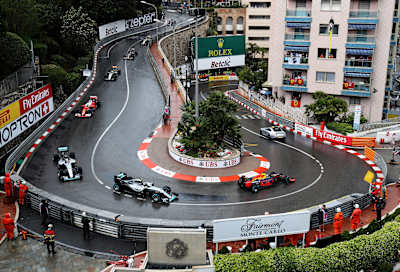 F1-biler kører bag sikkerhedsbilen ved Monacos Grand Prix i Monte Carlo den 29. maj 2016.