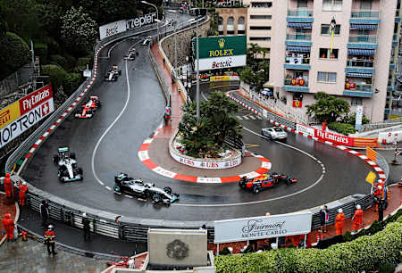 F1-Boliden hinter dem Safety Car beim Großen Preis von Monaco in Monte Carlo, am 29. Mai 2016.