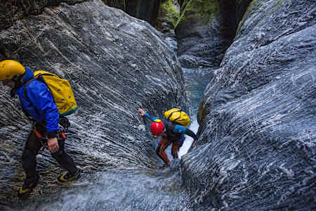 Miles de años de agua han cavado el cañón por el que pasan los aventureros.