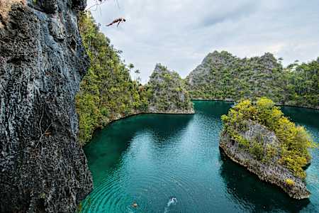 Clavado en Indonesia como parte del Red Bull Cliff Search