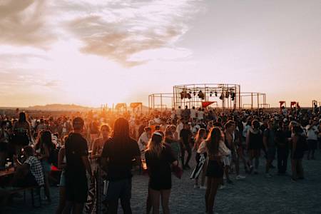 Des festivaliers devant la scène du Colisée pendant le Delta Festival à Marseille.