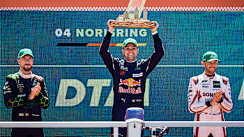 Felipe Fraga hebt nach seinem Sieg auf dem Norisring am 3. Juli 2022 die Trophäe auf dem Podium in die Luft.