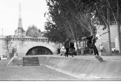Luc Boimond patina en el Quais de la Seine en el centro de París.