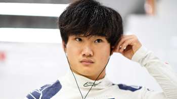 Yuki Tsunoda aus Japan und die Scuderia AlphaTauri bereiten sich in der Garage auf die Fahrt vor dem F1 Grand Prix von Singapur auf dem Marina Bay Street Circuit am 17. September 2023 in Singapur vor