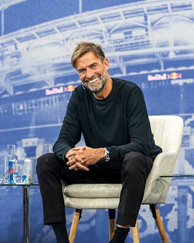 Jürgen Klopp sourit lors d'une conférence de presse.