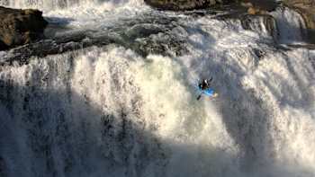 Nouria Newman en un descenso en kayak, durante su viaje a Islandia, en octubre 2020.
