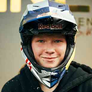 Patricia Druwen steht beim Swatch Nines 2023 im Green Hill Bikepark für ein Porträt parat.