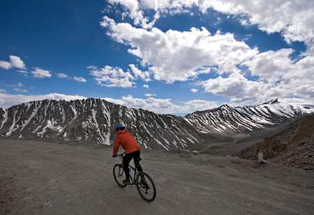 Le combat du cycliste en VTT Mountain Bike contre la montée de la Khardung La.