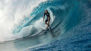 Jordy Smith surfe au calme dans un rouleau.