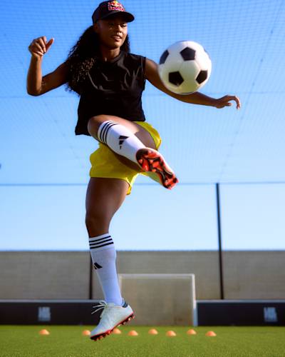 Jaedyn Shaw going over drills in practice