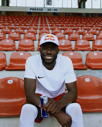  Le joueur canadien de football Alphonso Davies est prêt.