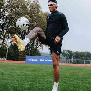 Richard Rios en Lisboa, Portugal, regatea hábilmente el balón de fútbol durante una activación dinámica de Red Bull el 22 de octubre de 2025.