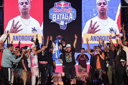Androide recibe el trofeo durante la Final de Red Bull Batalla Centroamérica 2026