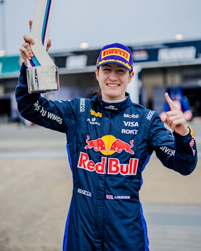 La ganadora de la carrera, Alisha Palmowski celebra con su trofeo en la Carrera 1 de F1 Academy en Montreal, Quebec, mayo de 2026. (Foto de Sona Maleterova/Getty Images)