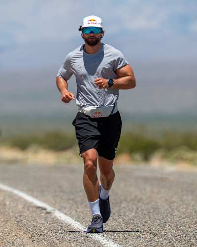 Arda Saatçi läuft bei extremer Hitze während des Red Bull Cyborg Season Ultra 600 2026 im Death Valley.