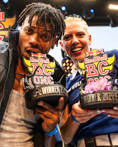 En 2024, B-Boy Kley y B-Girl Maia celebran alegremente sus victorias en el Red Bull BC One Cypher en Sao Paulo, Brasil