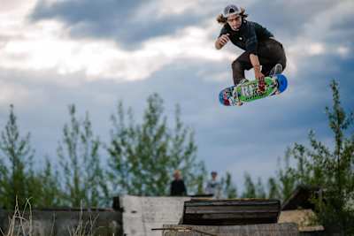 Justin Brock hace un Method Grab saliendo de una rampa reventada.