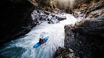 Ben Stookesberry es visto remando por el río Ano Nuevo en la Patagonia, Chile, el 1 de marzo de 2019. 