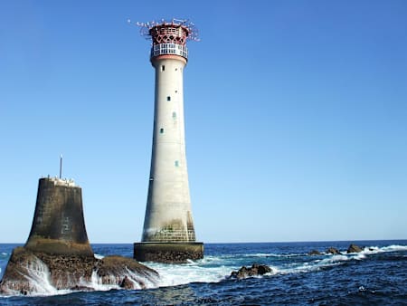 Der Leuchtturm von Eddystone in Devon, England, liegt 13 Meilen von der Küste entfernt und kann per Hubschrauber erreicht werden.