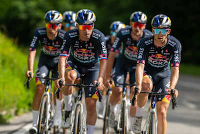 Red Bull - BORA - tím hansgrohe na Tour de France na tréningovej jazde.