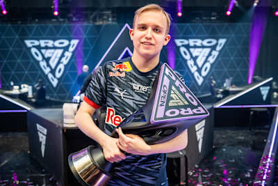 Anders Vejrgang von RBLZ Gaming nach dem Gewinn der FC Pro Open mit der Trophy.