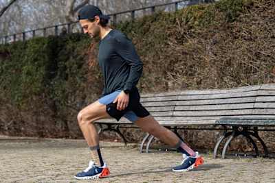 L'ultra-coureur Finn s'étire avec la chaussure de course Cloudflyer de ON.