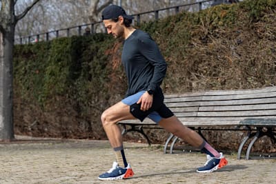 L'ultra-coureur Finn s'étire avec la chaussure de course Cloudflyer de ON.