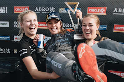 Mikaela firar segern på Gelleråsen 2018 med sitt team PWR 
