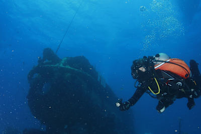 Cousteau leaves the habitat for a research mission