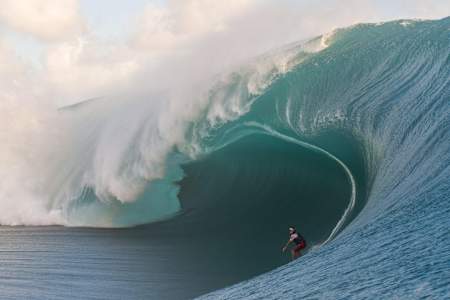 Le surfeur Mexicain Carlos Nogales ride la vague de Teahupoo à Tahiti en 2015.