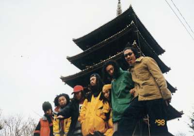 左からMatsu、USA、Ryuzy、Nori（DJ DARUMA）、Jommy、Makidai、Masah。