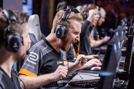 Le joueur suédois de Counter-Strike: Global Offensive olofmeister sous les couleurs de l'équipe esport fnatic en 2015.