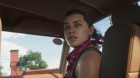Captura de pantalla del tráiler de GTA 6 muestra a Lucía con un pañuelo rojo y un fajo de billetes en la mano. 