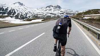 Patrick Seabase à l'entrainement en fixie dans les Alpes.